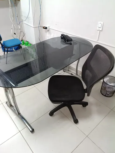 Mesa de vidro com cadeira giratória tipo diretor