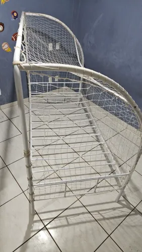 Cama gol solteiro usada de ferro sem colchão.