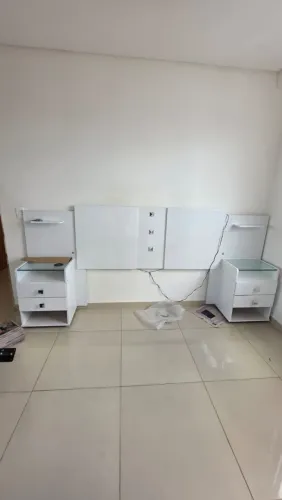 Cabeceira de cama com mesa de cabeceira
