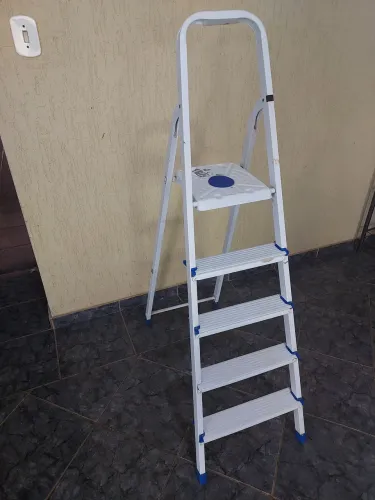 Escada de 5 degraus bom estado de conservação marca Mobi.