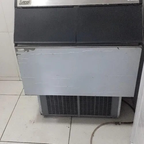 Manutenção em máquina gelo