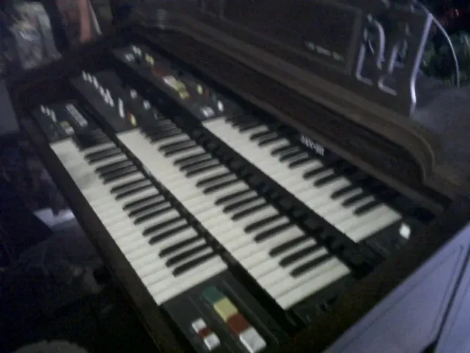 Órgão Tri Teclado Gambitti III, com pedais de baixo, sintetizador e bateria eletrônica