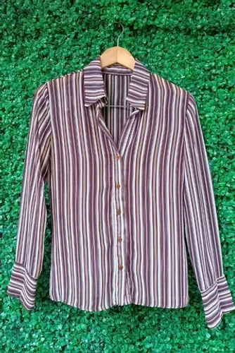 camisa listrada marrom tecido levemente transparente