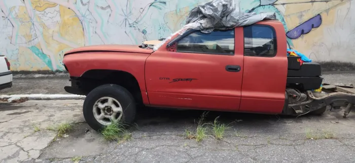 Porta esquerda Dakota sport ano 99 R$ 300