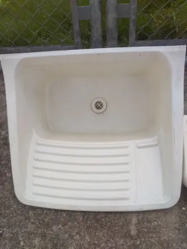 Cuba de lavar roupa e pia de lavar rosto