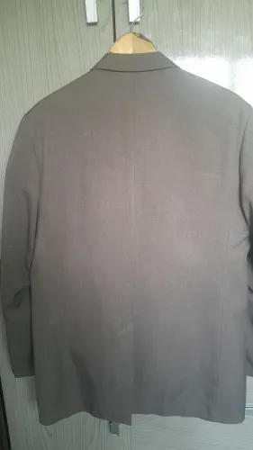Terno e calça marrom