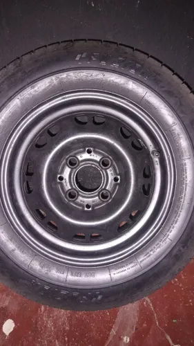 Roda de ferro aro 13 com pneu semi-novo
