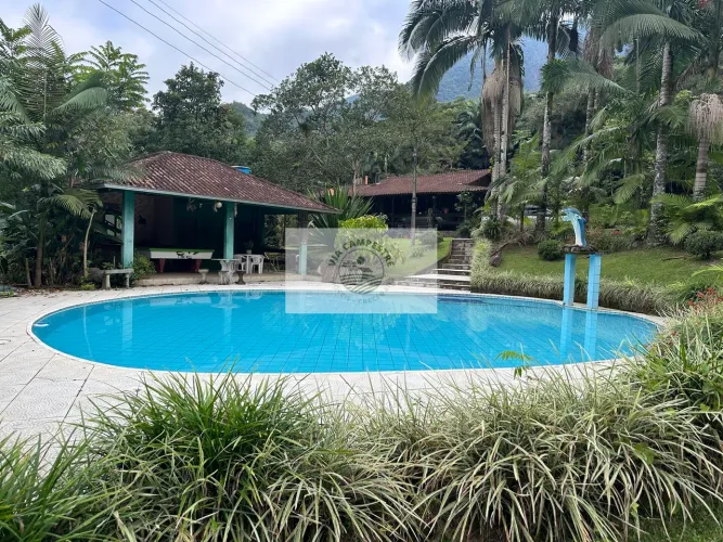 Sítio escriturado na Estrada Quiriri, com 13.659 m2, com ampla piscina, lagos, residencia,