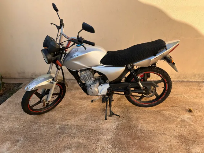 CG TITAN KS 150 2006/2007 na cor Prata, com rodas de Liga Leve.