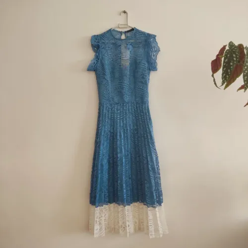 Vestido rendado azul e branco NOVO