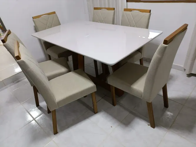 Mesa de jantar 6 lugares em madeira maciça com vidro