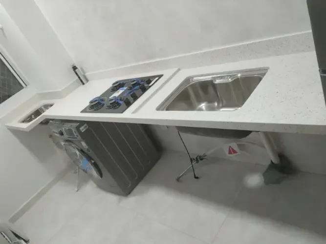 Cozinha conjulgada com lavanderia em Quartzo Branco Estellar - Sofisticação e Modernidade!