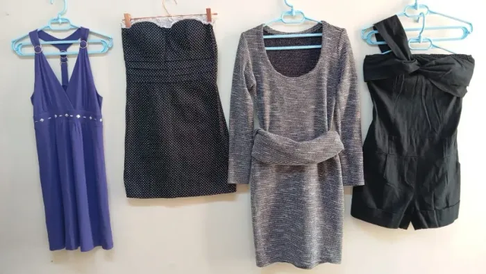 LOTE COM 4 VESTIDOS/MACACÃO P