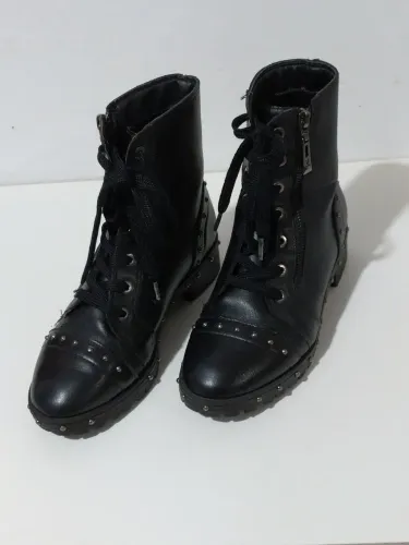 Botas Vizzano coturno pretas com detalhes em metal