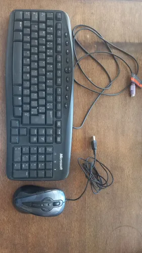 Teclado Microsoft e mouse integris com fio