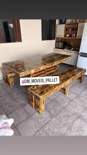 Conjunto de mesa e bancos de madeira de palete