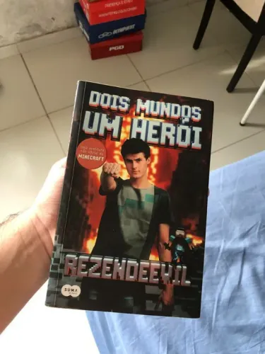 Livro Dois Mundos Um Herói Do Rezendeevil