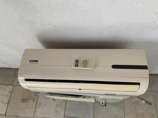 Ar-condicionado  12.000 BTUs 