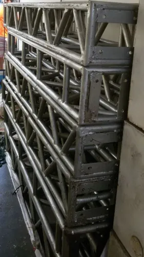 Vendo torres box truss Q25 de AÇO de 2m Cada.