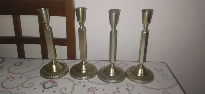 Quatro castiçais antigos de metal