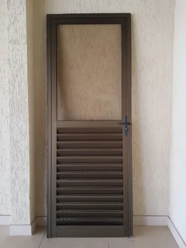 Porta de Alumínio com veneziana integrada