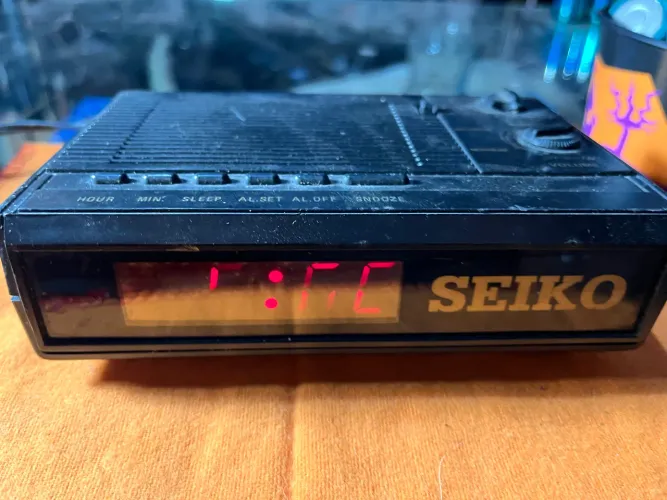 rádio-relógio digital da marca Seiko