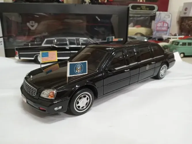 Miniatura Cadillac Deville Presidential Limousine 2001 Bush 1/24 Presidential Series