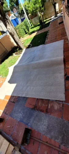 Carpert/tapete felpudo bege, também conhecido como tapete shaggy ou peludo.