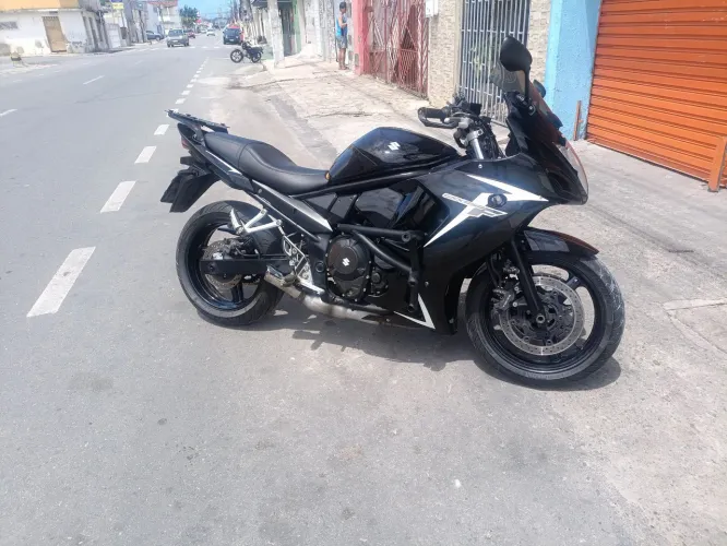 Vendo gsx650f moto revisada. Pouco rodada para ano dela 