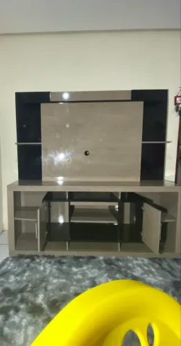 Caruaru - Rack em MDF espaçoso para sala (bege amadeirado e preto)