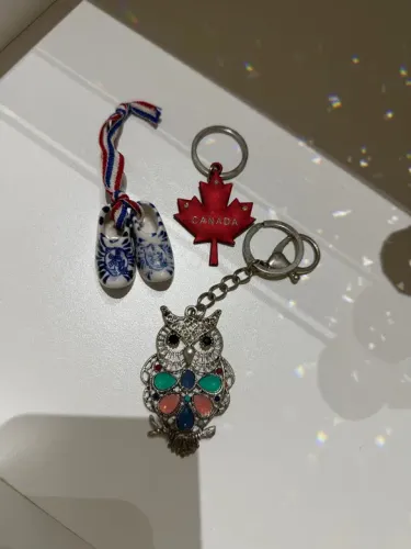 3 Chaveiros de países para coleção - Coruja Argentina, Sapato Holandês e Folha do Canadá