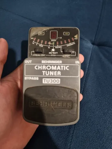 Afinador p/ guitarra Cromático Behringer TU300