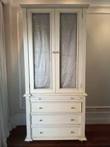 Armário clássico estilo provençal com dois módulos. 