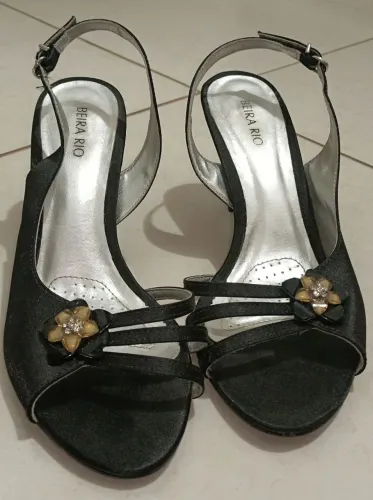 Sandália Salto Beira Rio Detalhe Flor - Elegância nos Seus Pés