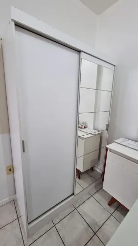 Guarda-Roupa Branco com Espelho e Portas de Correr