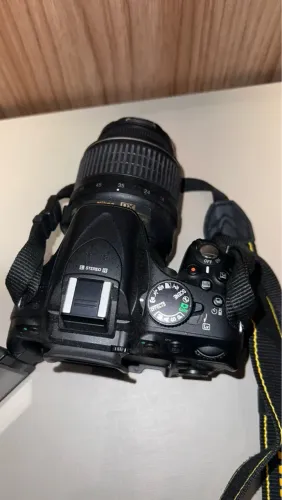 Câmera Nikon DSLR D5200 com lente