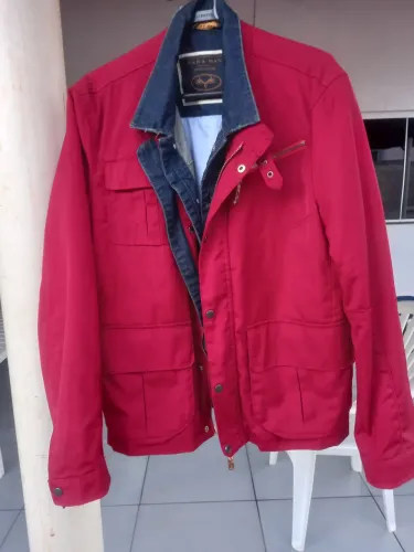 Jaqueta Zara Man - Vermelha com detalhes em Jeans