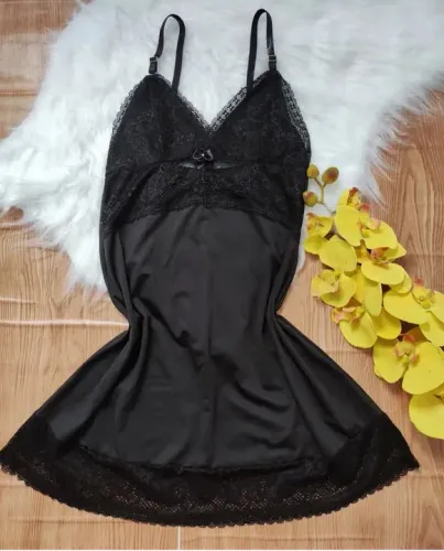 Camisola de renda preta com detalhe em laço