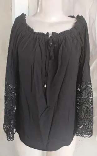 Blusa estilo ciganinha com mangas em renda