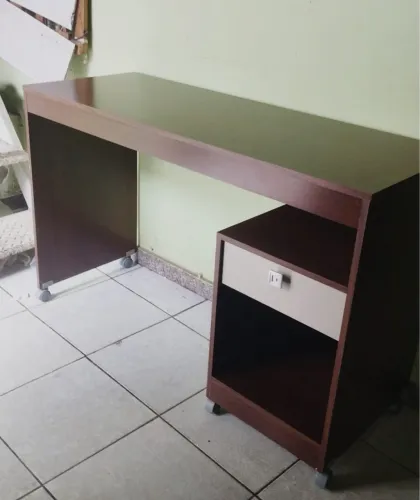 Escrivaninha moderna com tom amadeirado