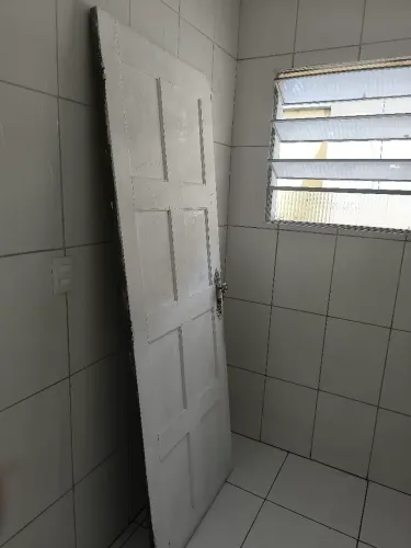 Vendo uma porta de madeira