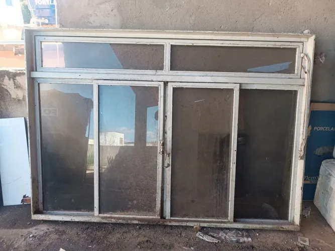 Vende se janela em ótimo estado para usar 