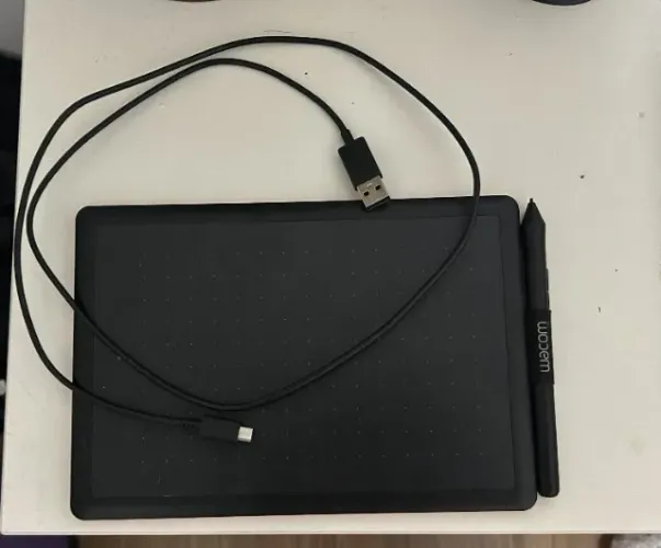 Mesa Digitalizadora One By Wacom CTL472, Pequena, Pen LP-190K, Preto e Vermelho