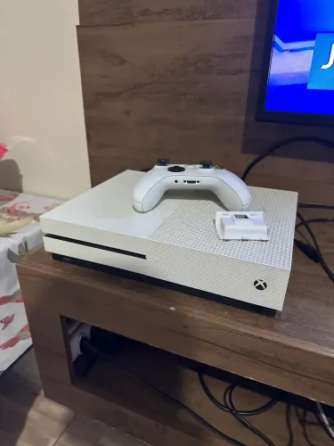Vende - se Xbox One S, está zero, acompanha GTA 5, Fc 26, Call os duty advanced warfare