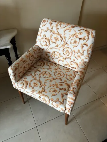Poltrona Clássica com arabescos 
