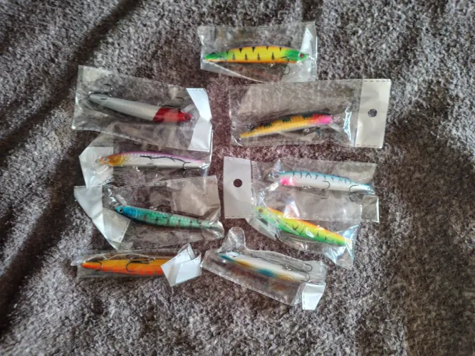 Iscas artificiais de pesca 9 peças 100 reais