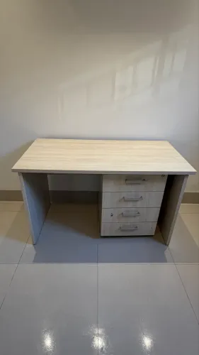 Escrivaninha com gaveteiro