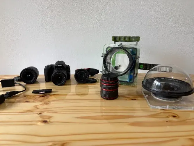 Câmera Canon SL2 + diversos acessórios (Cartão 64GB, Caixa Estanque, Mochila)