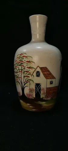 Jarra em cerâmica com pintura e texturas artesanais