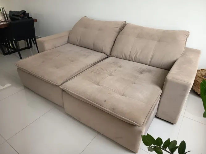 Vendo Sofá 4 Lugares Retrátil Bege - Confortável e Espaçoso (Usado)